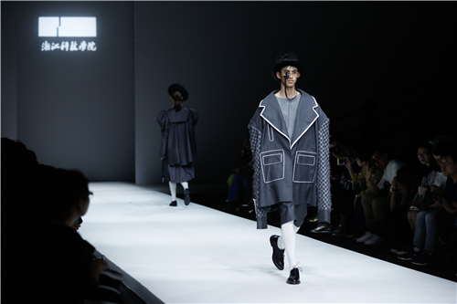 2018中文博彩平台
服装与服饰设计专业毕业生作品 亮相中国国际大学生时装周