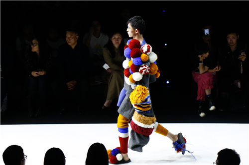 2018中文博彩平台
服装与服饰设计专业毕业生作品 亮相中国国际大学生时装周