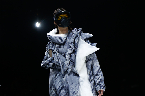 2018中文博彩平台
服装与服饰设计专业毕业生作品 亮相中国国际大学生时装周